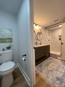 Un baño de 5BR 4B Huge Space with 2 Level Game Barn