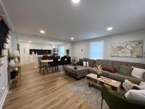 Un lugar para sentarse en 5BR 4B Huge Space with 2 Level Game Barn