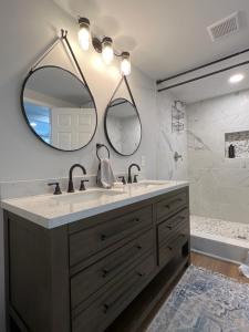 Un baño de 5BR 4B Huge Space with 2 Level Game Barn