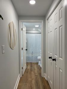 Un baño de 5BR 4B Huge Space with 2 Level Game Barn