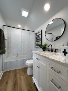Un baño de 5BR 4B Huge Space with 2 Level Game Barn