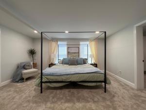 een slaapkamer met een groot bed en een grote spiegel bij 5BR 4B Huge Space with 2 Level Game Barn in Greenville
