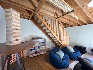 Un lugar para sentarse en 5BR 4B Huge Space with 2 Level Game Barn