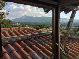 uma vista a partir de uma janela de um telhado em Bio Land Athens em Atenas