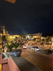 una vista de un estacionamiento por la noche en Lolita & Enri, la mejor ubicación y vista en el Centro de Querétaro en Querétaro