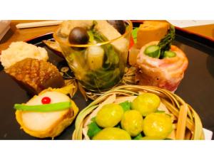 志賀高原的住宿－Hotel & Onsen 2307 Shigakogen - Vacation STAY 72767v，盘子上放着一大堆不同类型的糕点