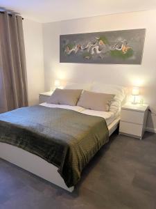 1 dormitorio con 1 cama grande y 2 mesitas de noche en Casa Bella en Guxhagen
