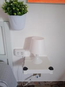 una lámpara en una pared con una maceta en Suite 7, en Paglieta