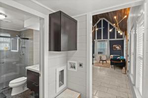 Ένα μπάνιο στο Tiny Victorian built on TV show 2br 1 ba