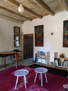 a living room with two chairs and a table at Authentique maison de village de Gavignano in Gavignano