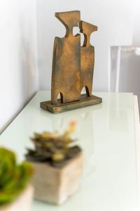 エギオにあるAngelica apartmentのテーブルの上に置かれたいくつかの芸術作品