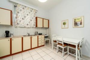 une cuisine avec une table et une salle à manger dans l'établissement Angelica apartment, à Aigio