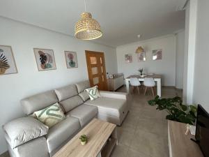 ein Wohnzimmer mit einem Sofa und einem Tisch in der Unterkunft Casa Los Caños de Alhama in Alhama de Almería