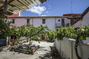 a courtyard with trees in front of a building at La Trapería Hostal - Pensión con encanto in Benavente
