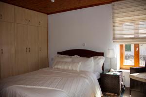 Кровать или кровати в номере Private House, Miriki Village +6 фотографий