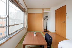 een kamer met een tafel en een groot raam bij Grace Heiwajima - Vacation STAY 15464 in Tokyo