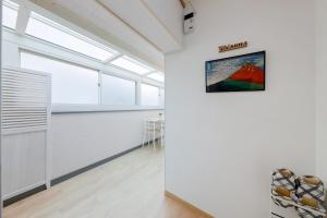 a room with a white wall with a picture on the wall at Grace Heiwajima - Vacation STAY 15464 in Tokyo