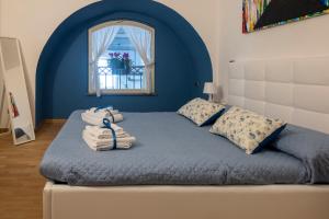 una camera da letto con un letto e asciugamani di Casa Adalù a Napoli