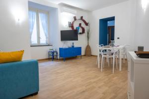 un soggiorno con divano blu e tavolo di Casa Adalù a Napoli