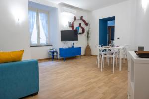 a living room with a blue couch and a table at Casa Adalù in Naples