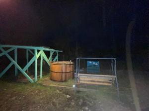 ein Fass und ein Tisch im Dunkeln in der Unterkunft Patagonia Dream’s in Puerto Montt