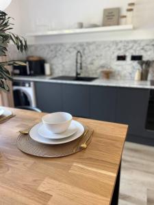 un tazón en un plato en una mesa en una cocina en Entire rental unit hosted by Lux Living en Oxford