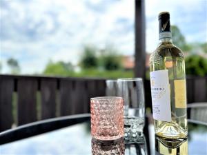 a bottle of wine and a glass on a table at Gemütliches Studio im Bayerwald +POOL +SAUNA +WIFI in Zwiesel