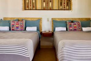 2 camas en una habitación con sidx sidx sidx sidx sidx en LALORA Hotel & Villas, en San Patricio Melaque