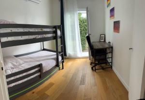 1 Schlafzimmer mit 2 Etagenbetten und einem Schreibtisch in der Unterkunft Maison avec jardin in Viry-Châtillon