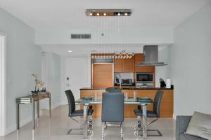 - une cuisine et une salle à manger avec une table et des chaises dans l'établissement Perfect One Bedroom at Icon Brickell Amazing views, à Miami