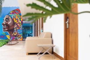 una sala de estar con una silla y una pintura en Hotel Oceania Cartagena en Cartagena de Indias
