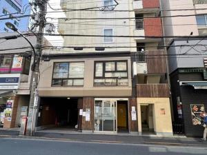 un edificio al lado de una calle de la ciudad en Rhodes Kagurazaka - Vacation STAY 77324v en Tokio