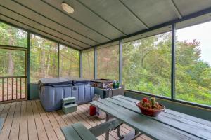 Posezení v ubytování Mountaintop Ellijay Cabin with Private Hot Tub