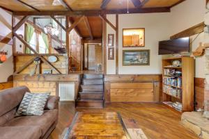 Posezení v ubytování Mountaintop Ellijay Cabin with Private Hot Tub