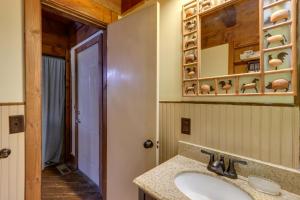 Koupelna v ubytování Mountaintop Ellijay Cabin with Private Hot Tub + 17 fotografií