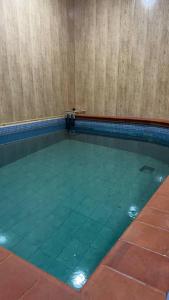 une piscine vide avec dans l'établissement Спортохота, à Tcherkassy