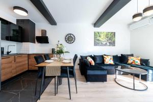 Apartamenty Sosnowa - w spokojnej okolicy - Dream Apart في أوسترون: غرفة معيشة مع أريكة وطاولة