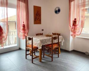 a dining room with a table and chairs and a window at Casa vacanze Da Bianca in Castelfondo