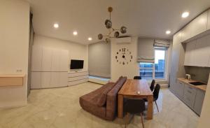 una cucina con divano e tavolo in una camera di ApartPlus - Затишні апартаменти a Dnipro