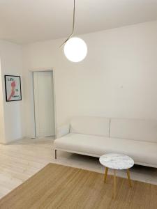 Posezení v ubytování Kallio Gem: Cozy flat in Helsinki’s Hippest Area