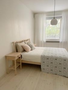 Postel nebo postele na pokoji v ubytování Kallio Gem: Cozy flat in Helsinki’s Hippest Area