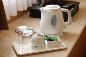 une théière sur un plateau à côté d'une bouilloire dans l'établissement Hotel Montagne Matsumoto - Vacation STAY 73659v, à Matsumoto
