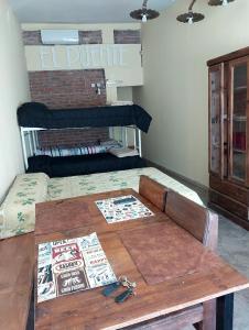 Cette chambre comprend une table et des lits superposés. dans l'établissement Hostel el Tata, à Potrero de los Funes