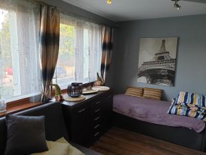 2 camas en una habitación con la torre Eiffel en Przestronny apartament dla wielu osób - 4 sypialnie, en Gliwice