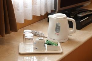 une bouilloire et des verres sur un comptoir de cuisine dans l'établissement Hotel Montagne Matsumoto - Vacation STAY 73657v, à Matsumoto