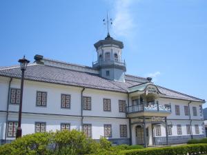 un grand bâtiment blanc avec une tour en haut dans l'établissement Hotel Montagne Matsumoto - Vacation STAY 73657v, à Matsumoto 5 autres photos
