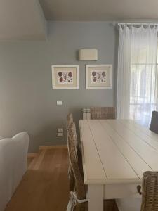 ein Esszimmer mit einem weißen Tisch und Stühlen in der Unterkunft Your house by the sea in Marina di Pietrasanta