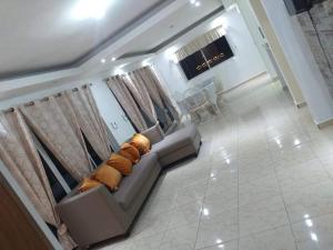 sala de estar con sofá y almohadas en Coco Resort Samana en Santa Bárbara de Samaná