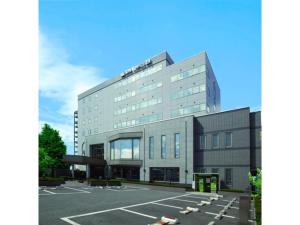 松本的住宿－Hotel Montagne Matsumoto - Vacation STAY 82920v，一座大型建筑,前面设有停车场