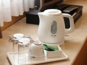 松本的住宿－Hotel Montagne Matsumoto - Vacation STAY 82920v，茶壶和茶杯在柜台上